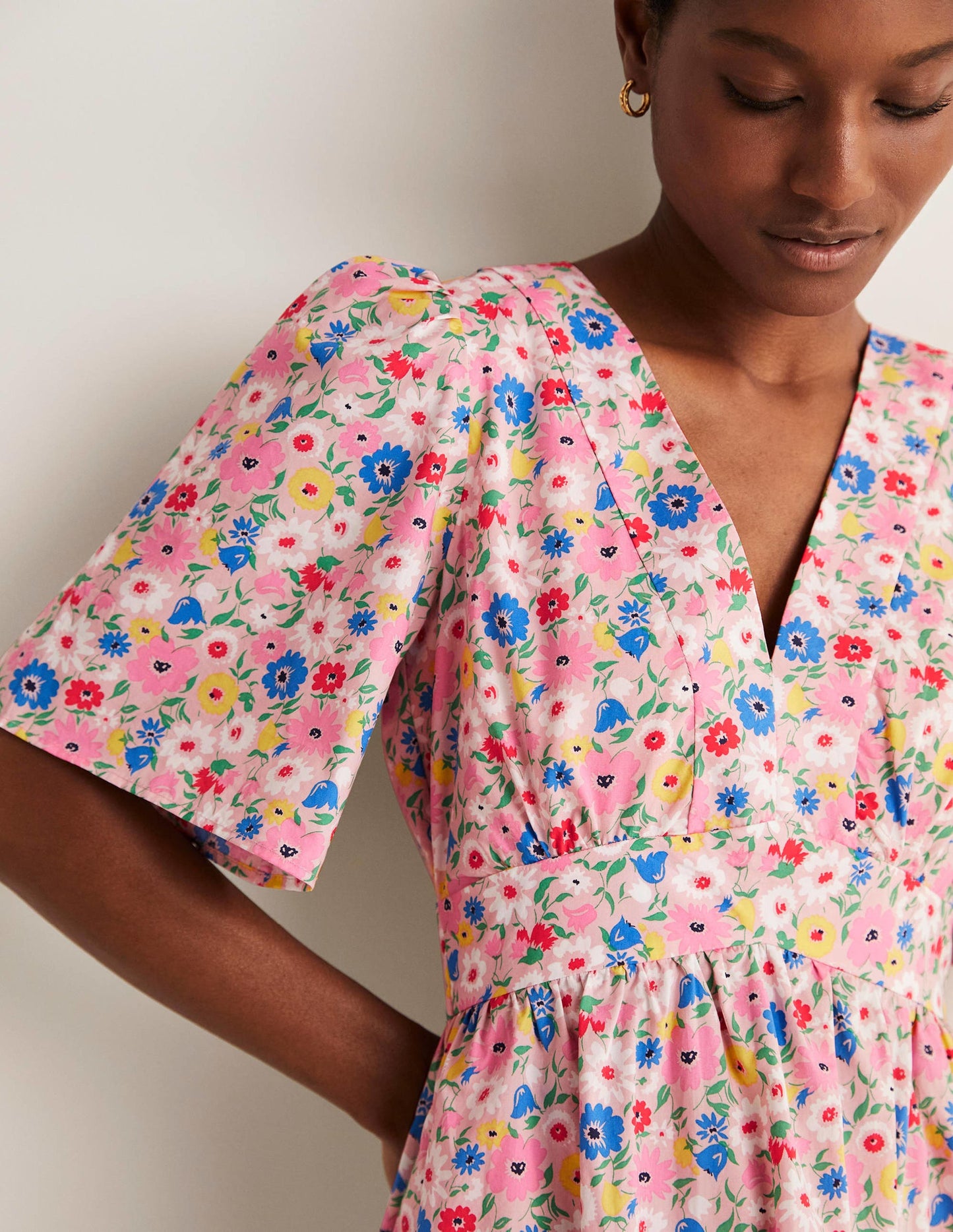 V-Neck Contrast Detail Dress-Milkshake, Elegant Bloom