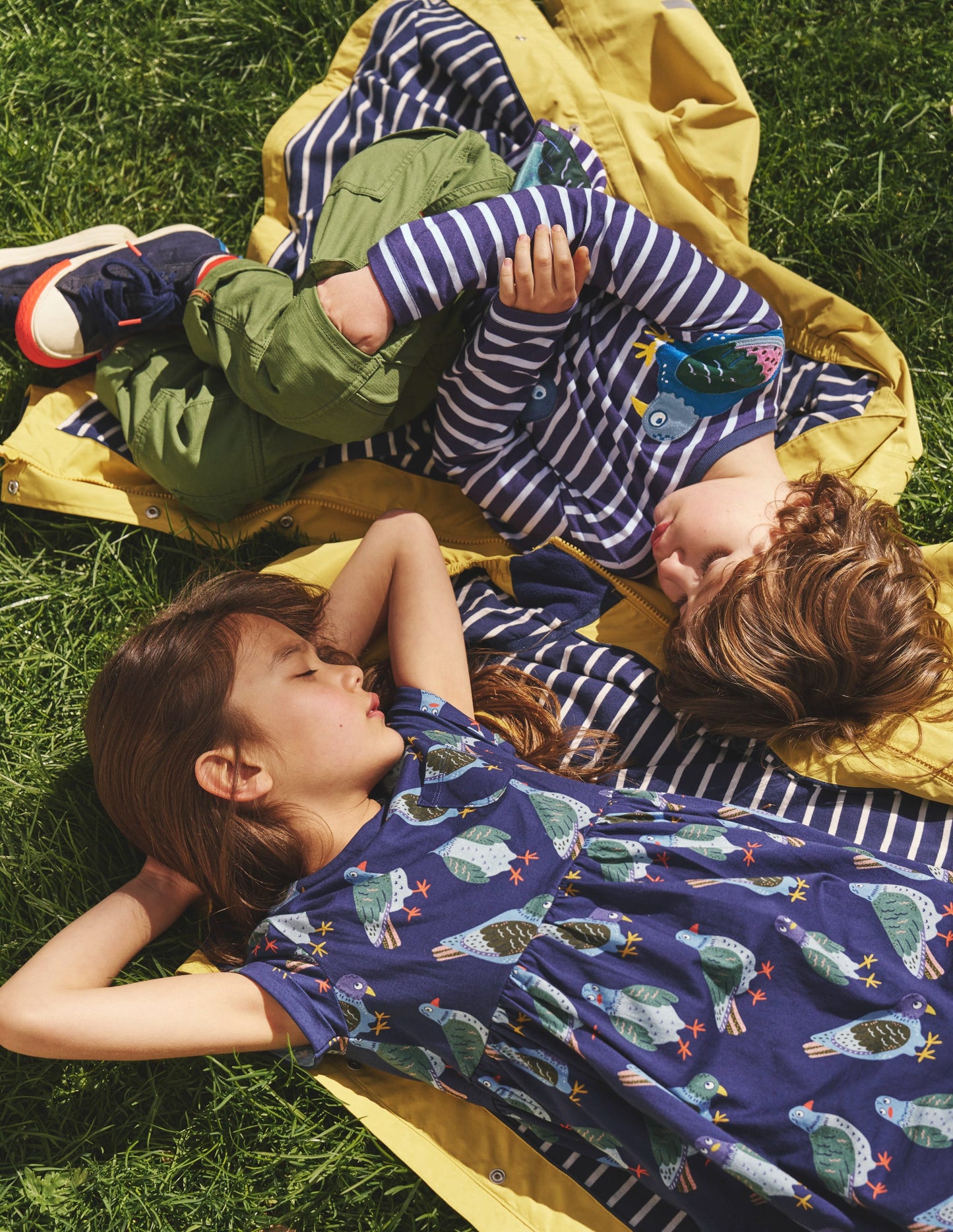 Appliqué T-shirt-Denim Blue and Ivory Pigeons