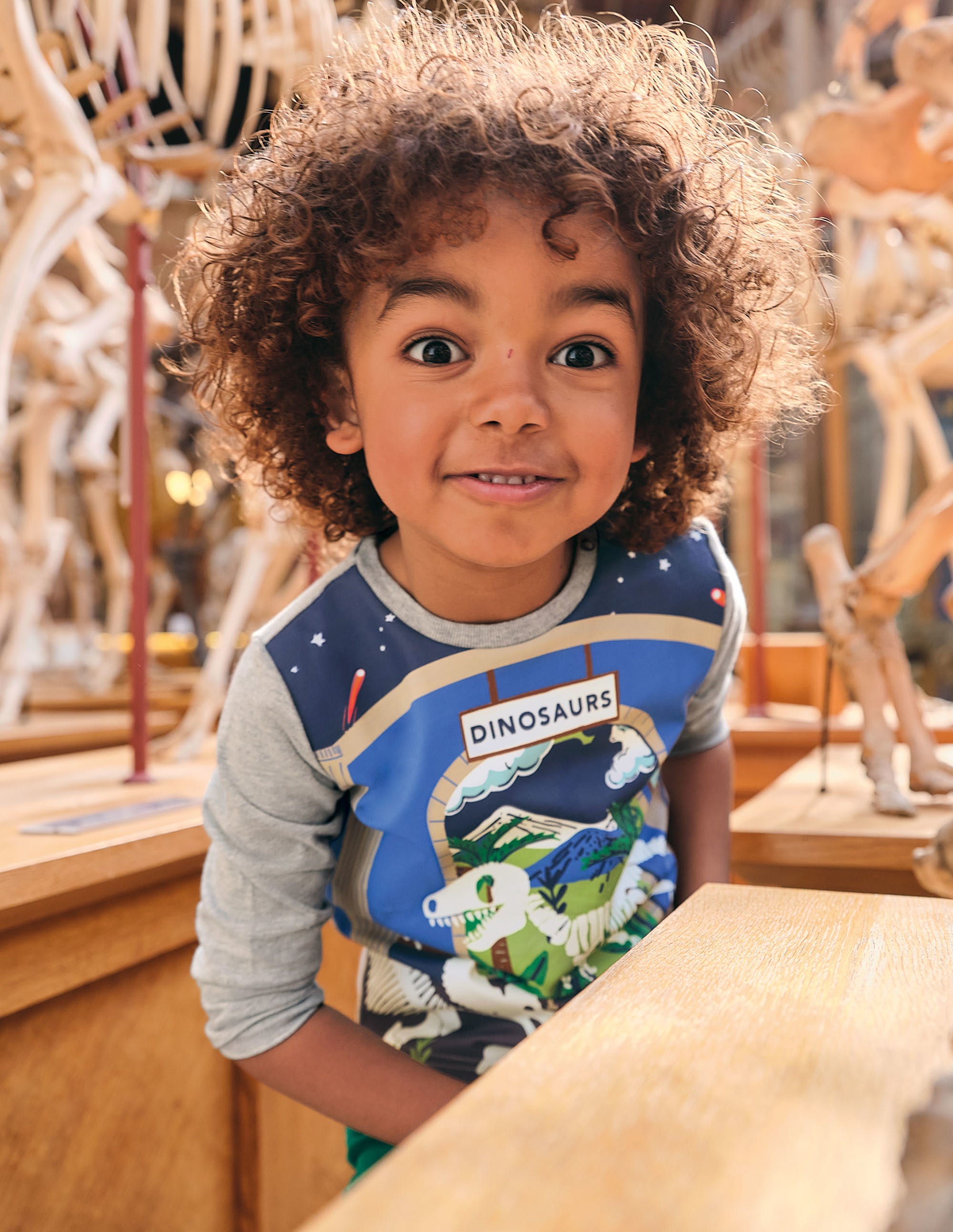 Glowing Scene T-shirt-Grey Marl Museum Scene - Image 5