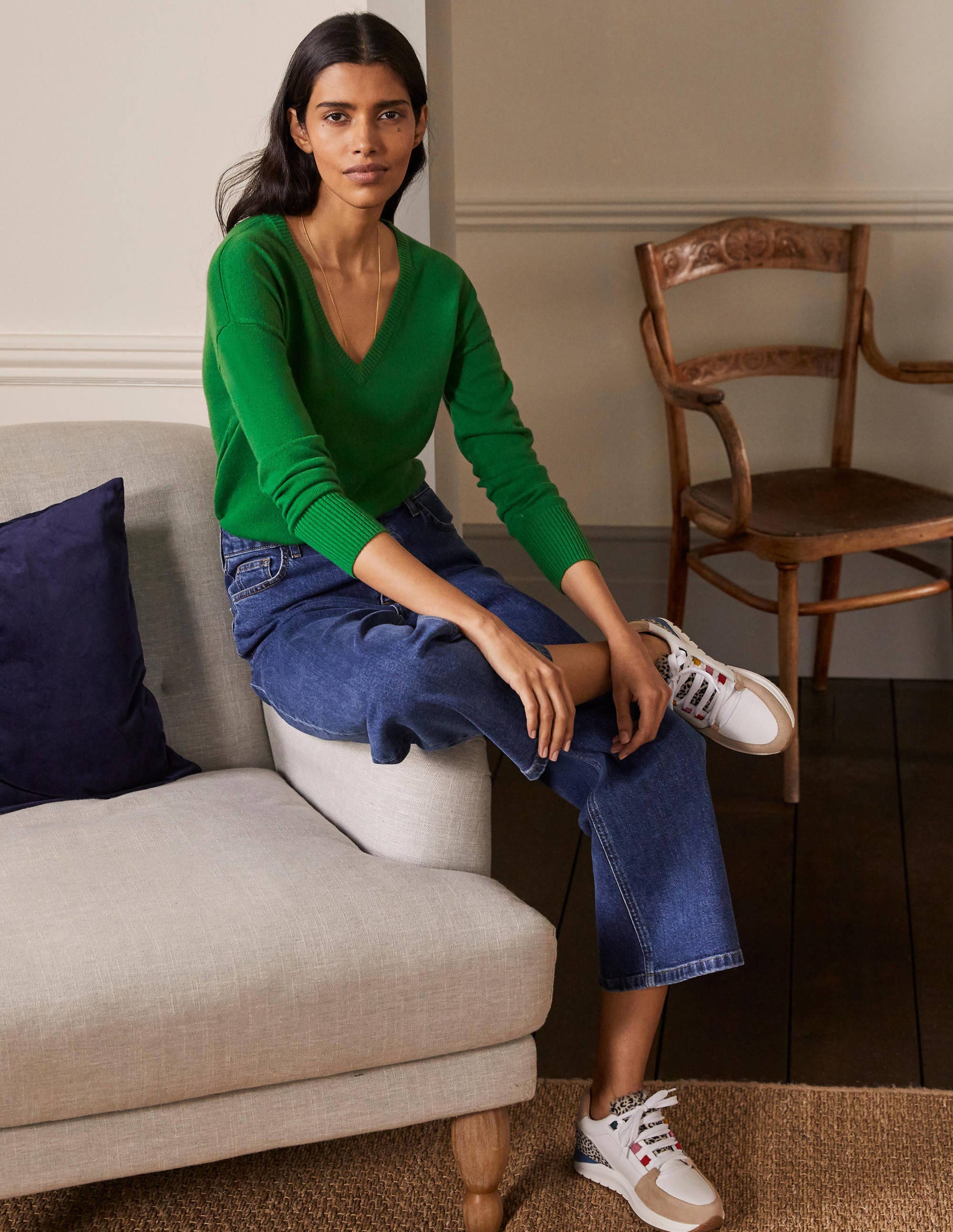 Cashmere V-neck Relaxed Jumper-Emerald Green - Image 4
