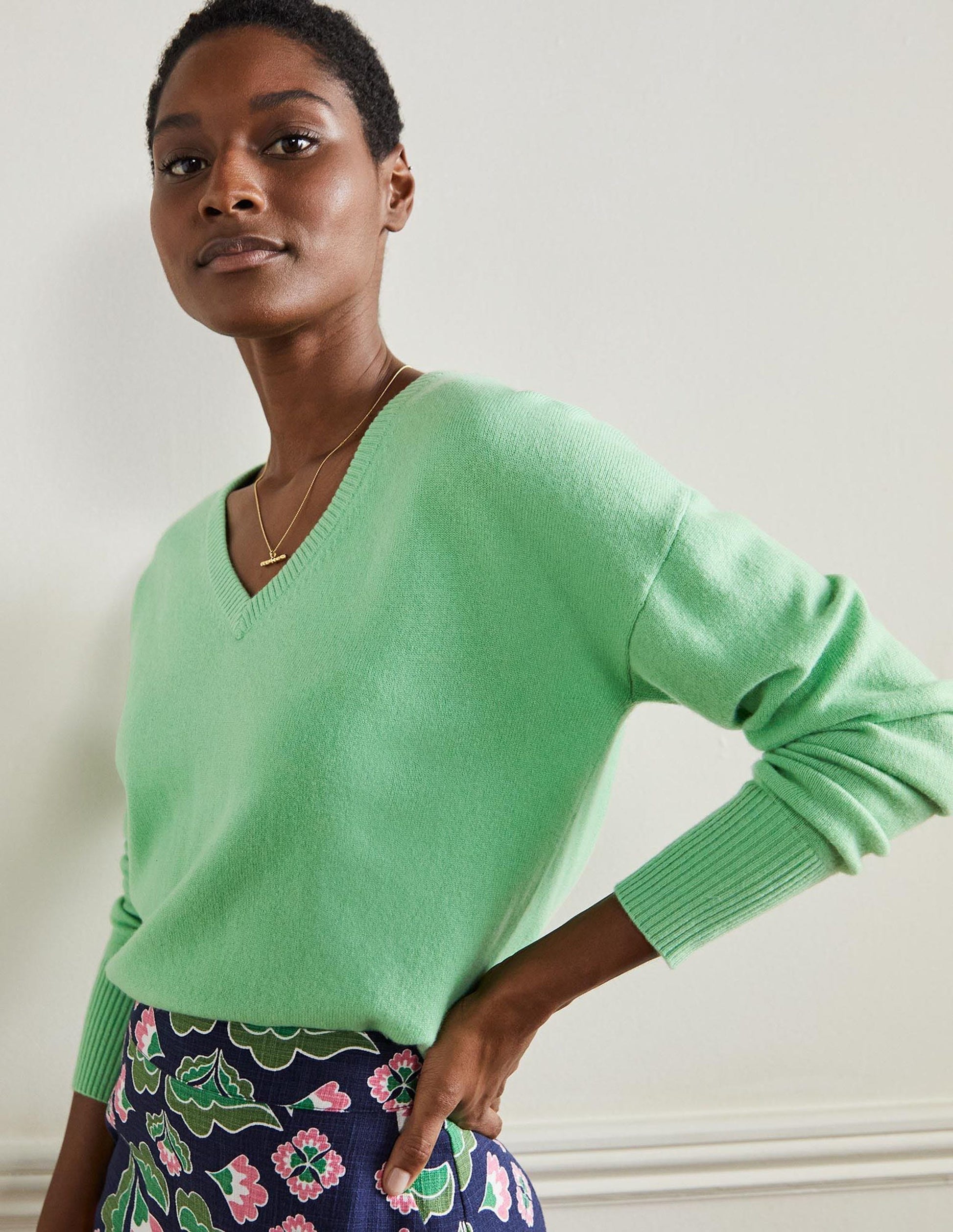 Cashmere V-neck Relaxed Jumper-Zephyr Green-4