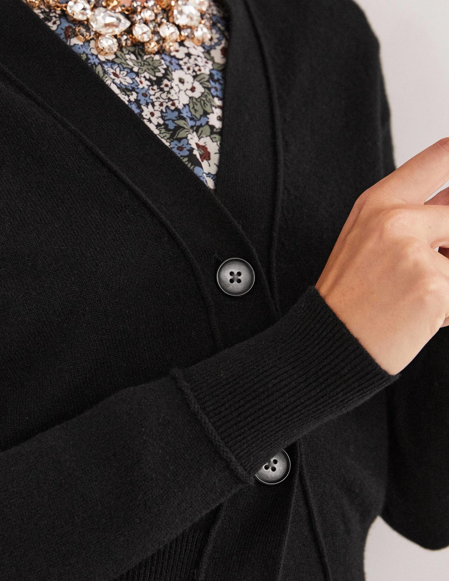 Cropped Cashmere V Cardigan-Black