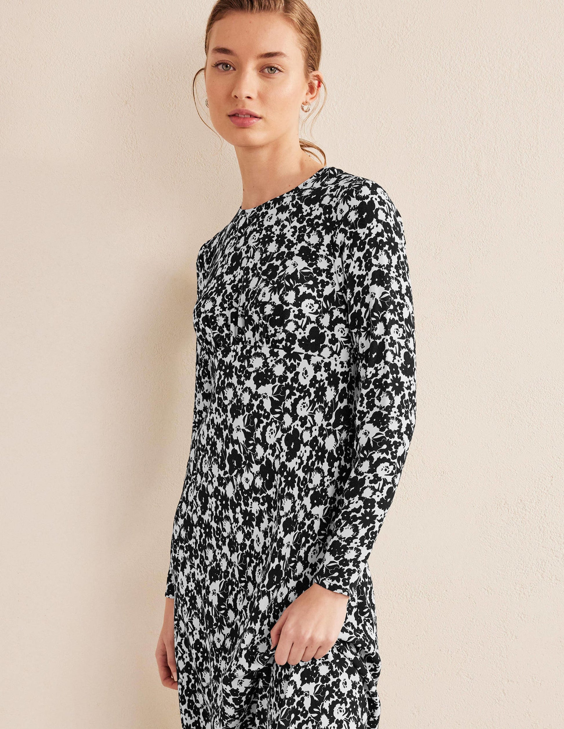 Crew Neck Midi Tea Dress-Black, Bloom Silhouette-2