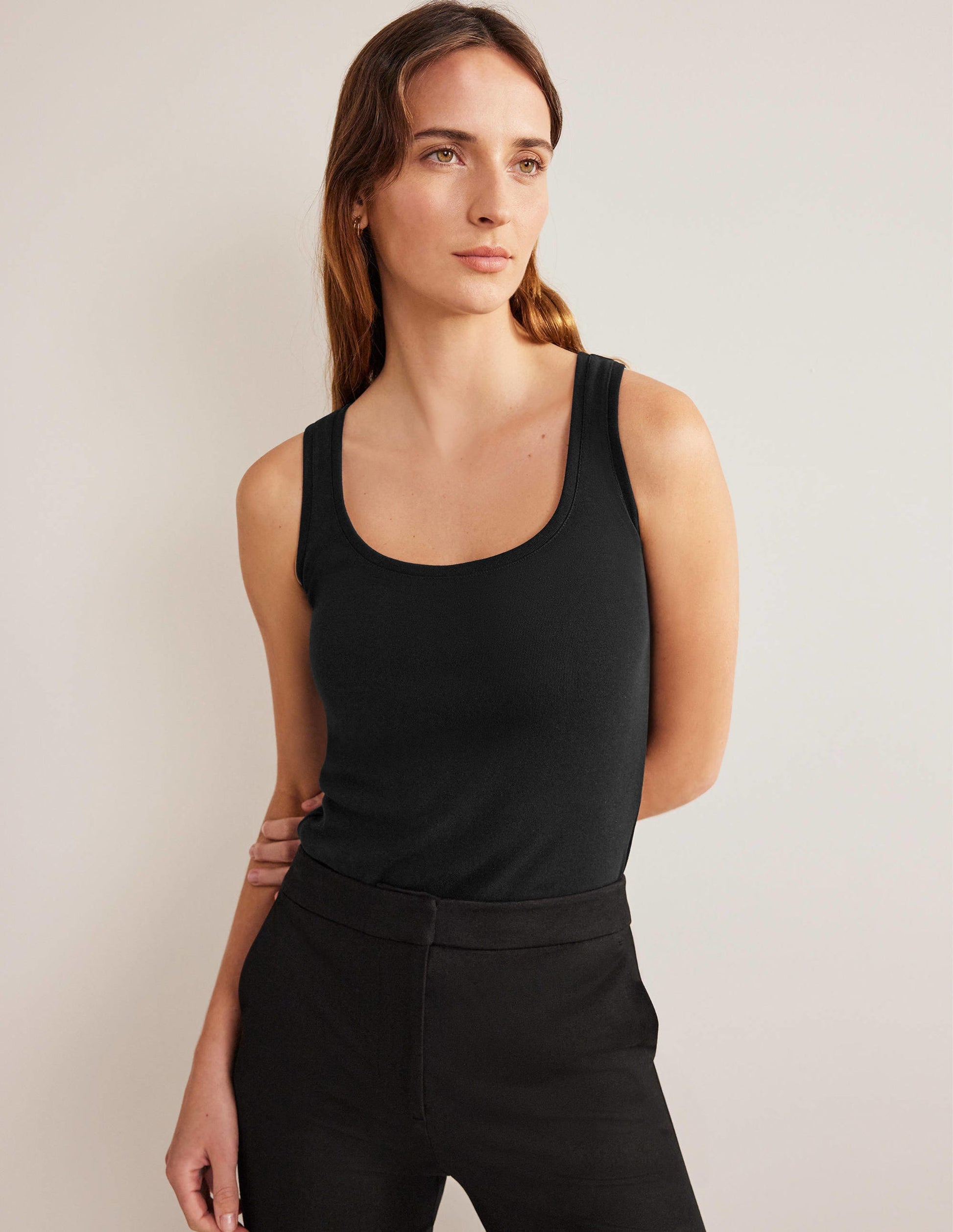 Essential Vest-Black-1