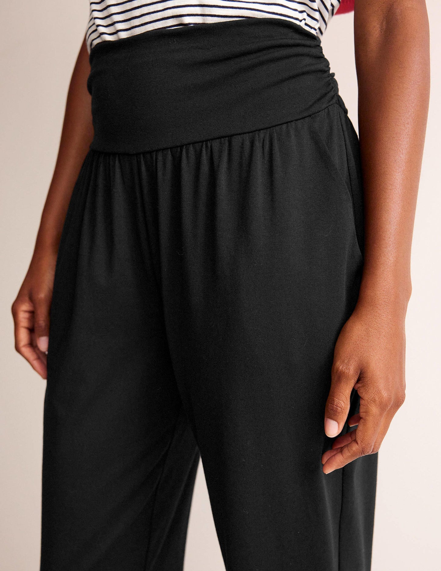 Hareem Jersey Joggers-Black