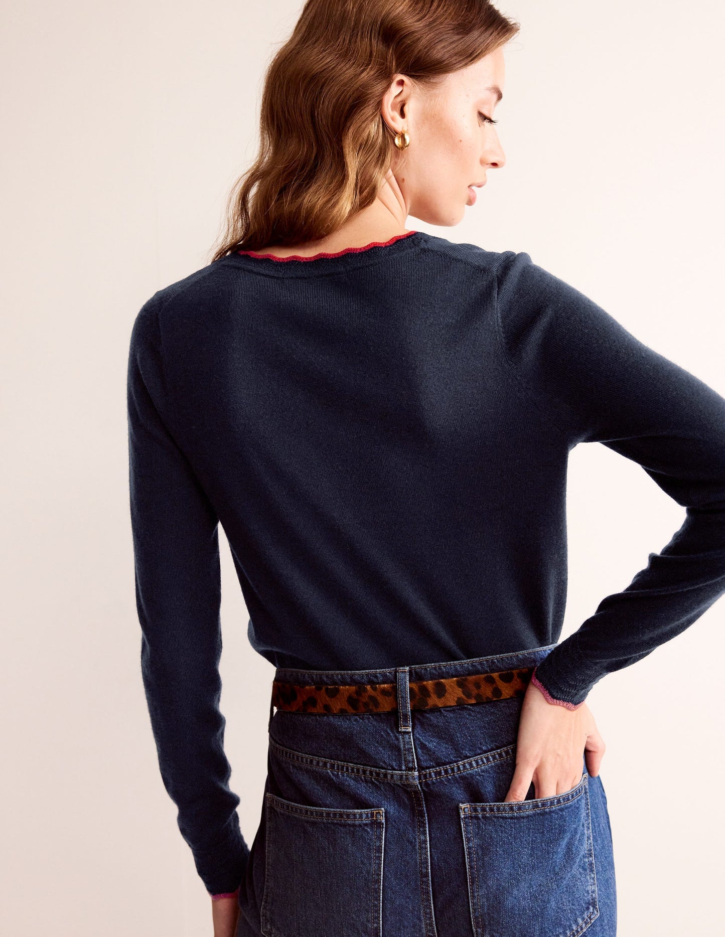 Merino Scallop V-Neck Jumper-Navy