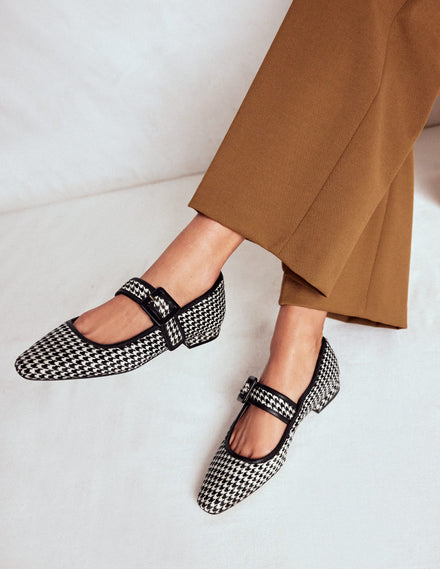 Vic Chisel Toe Mary Janes-White/Black