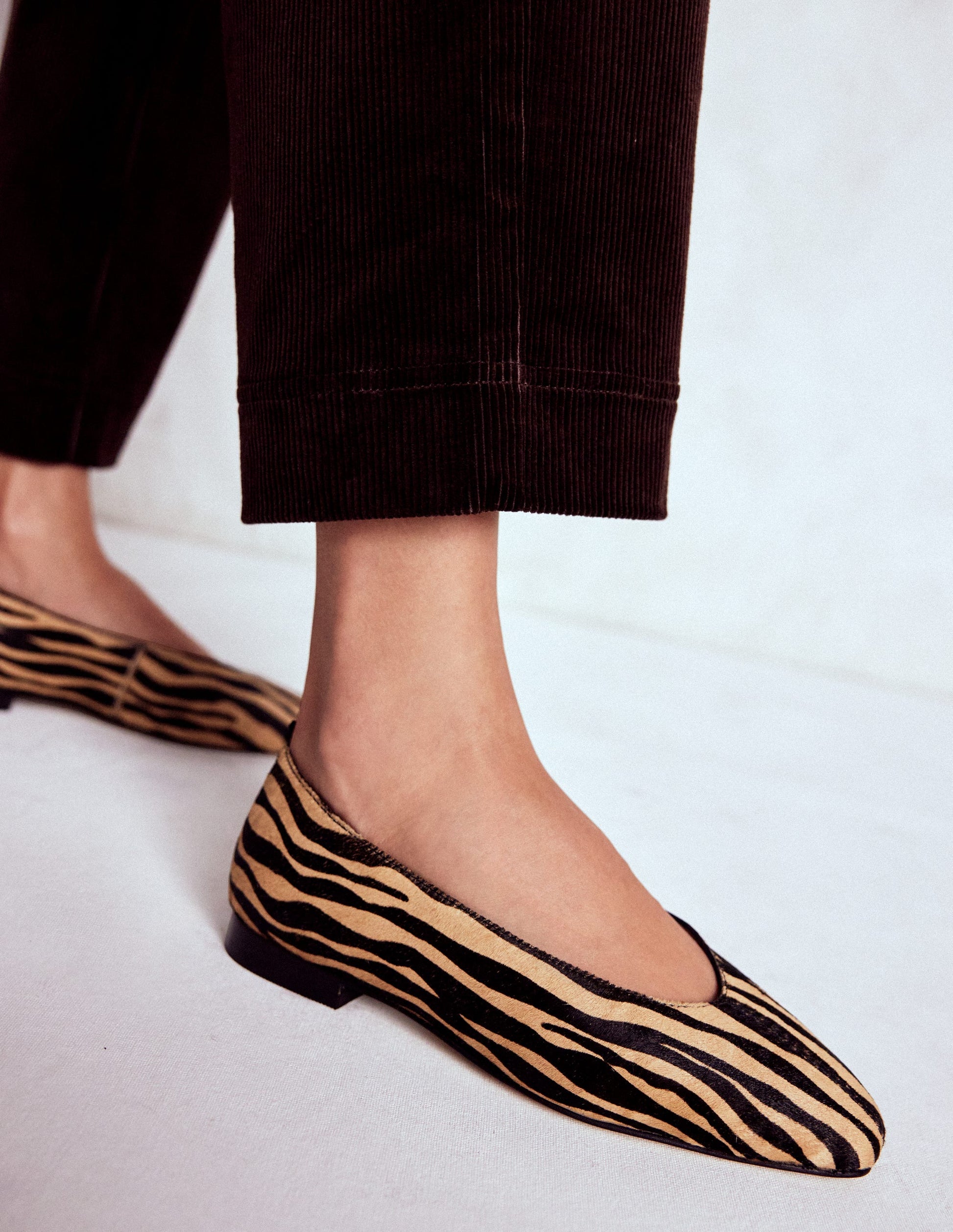 High Cut Stitch Detail Flats-Black/White-3