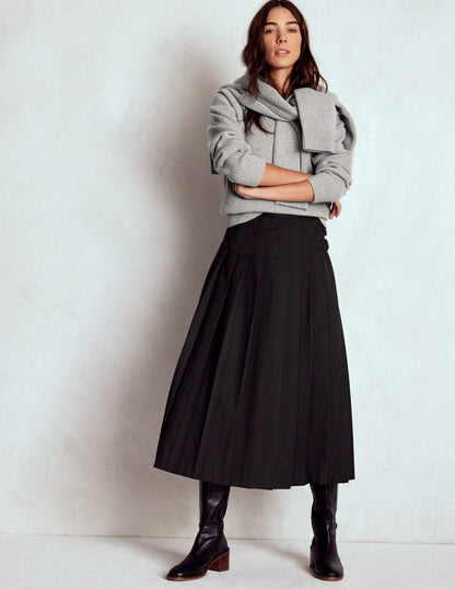 Marion Merino V-neck Jumper-March Hare-1