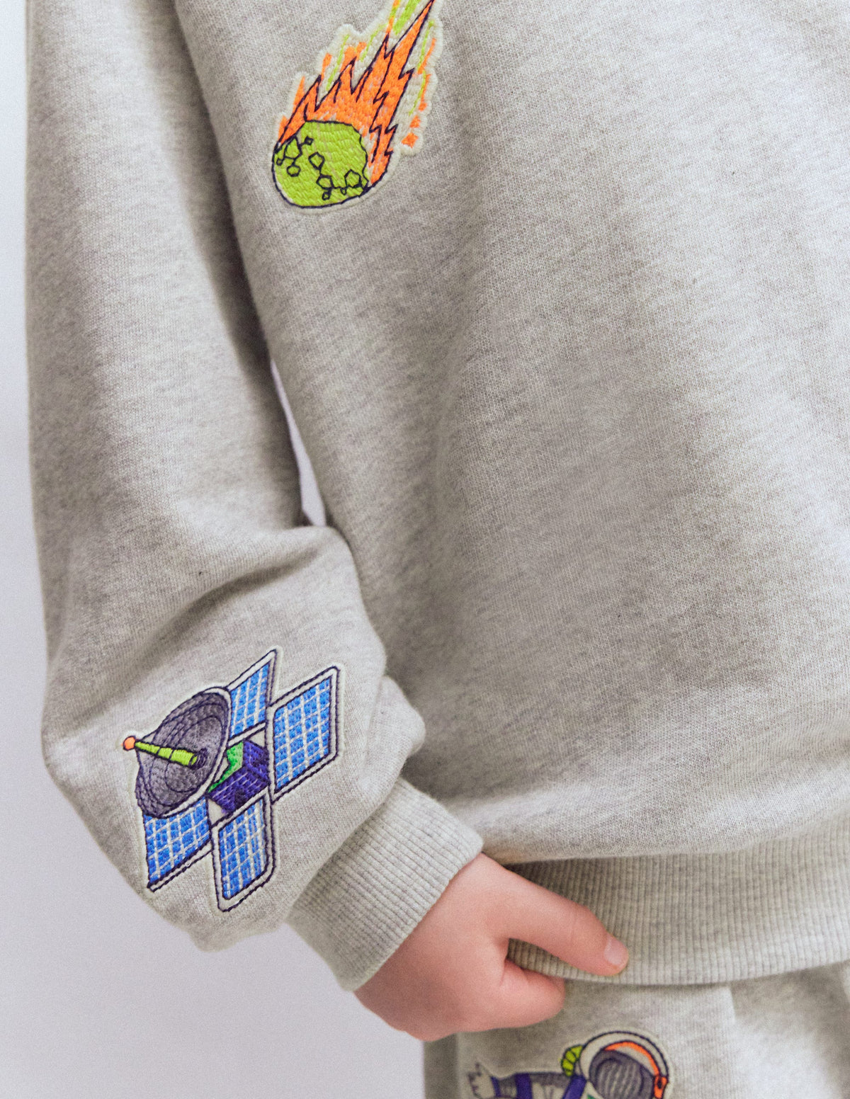 Badge Sweatshirt-Grey Marl Space - Image 2