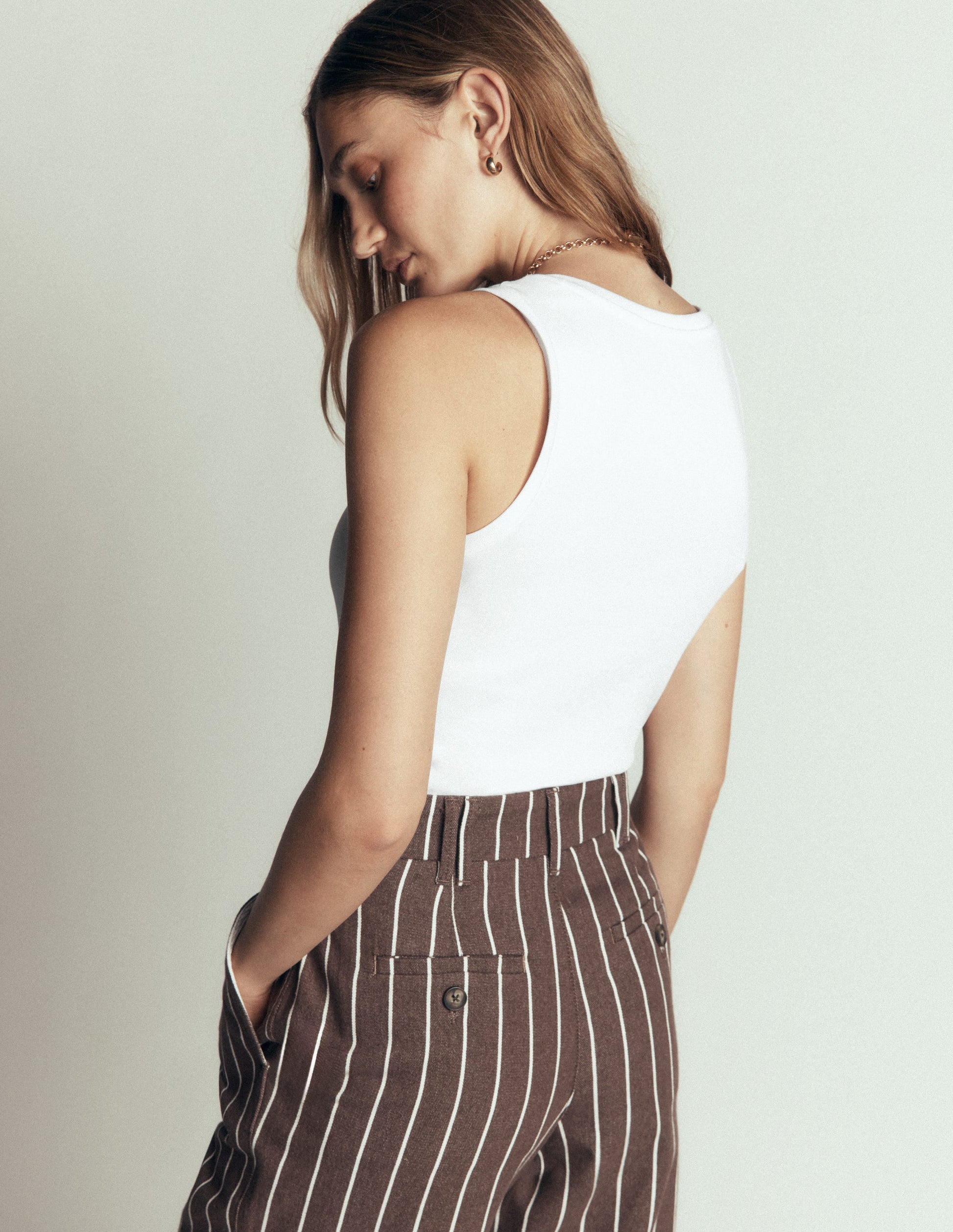 Essential V Neck Vest-White-3