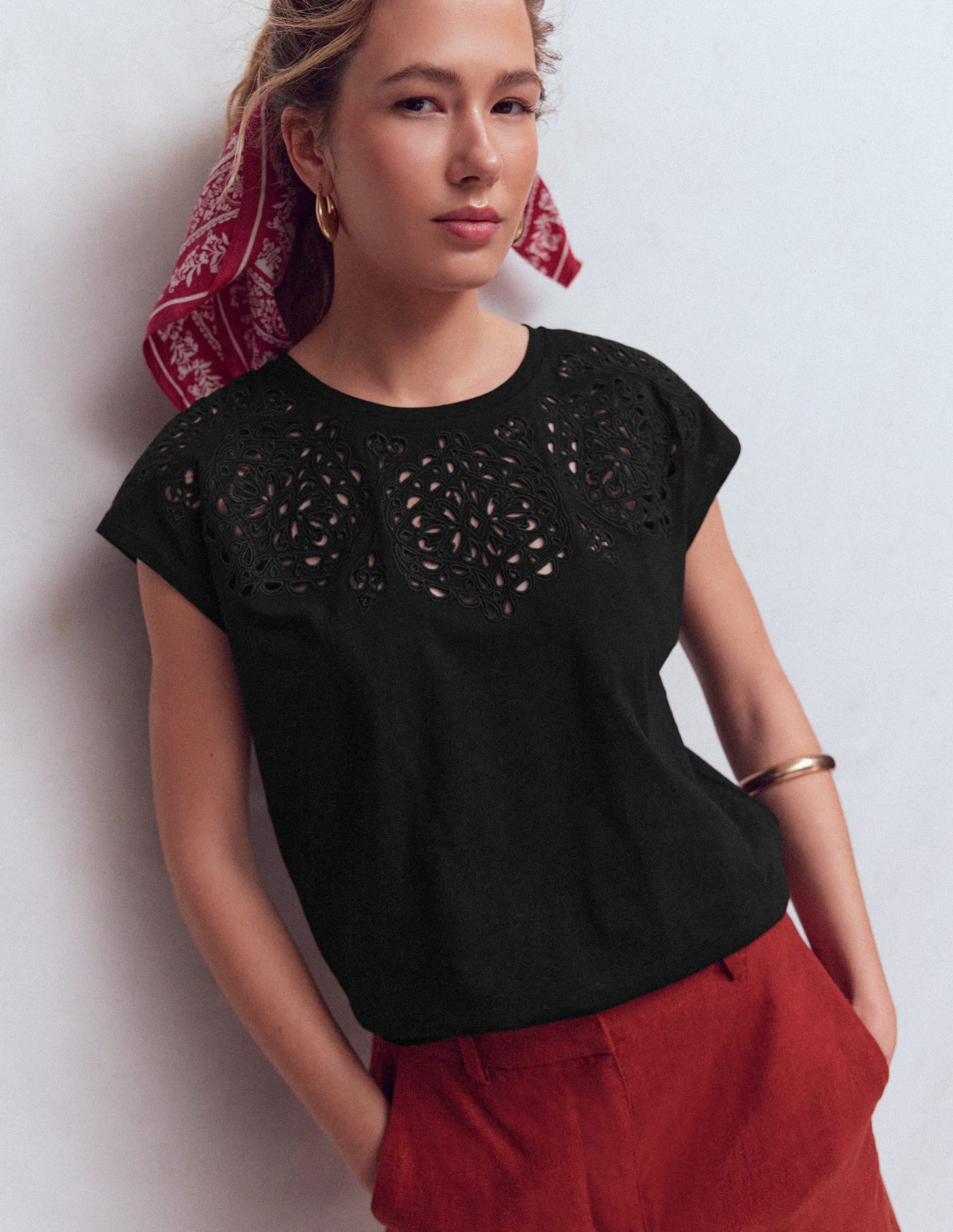 Willow Broderie T-shirt-Black Beauty - Image 1