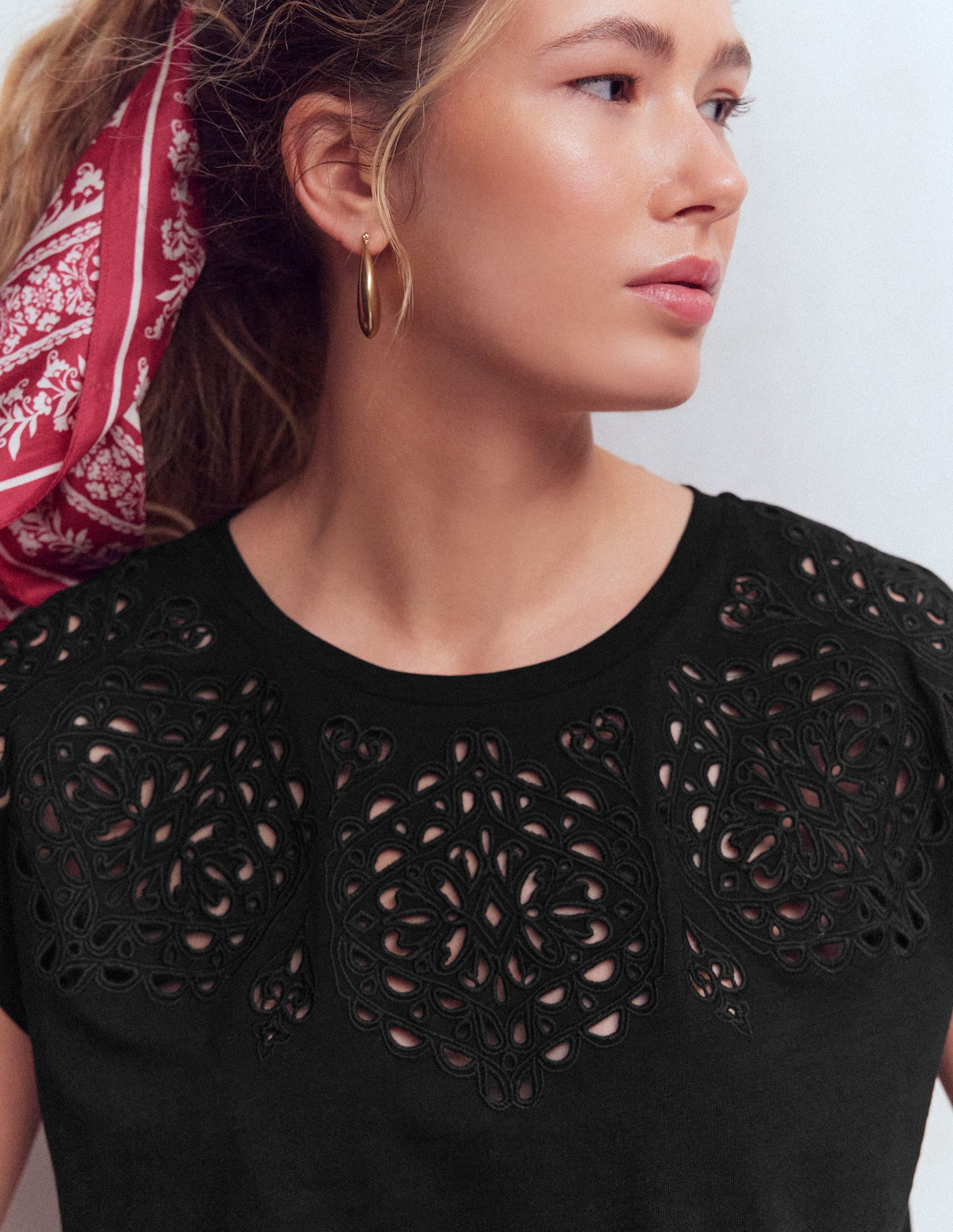 Willow Broderie T-shirt-Black Beauty-2